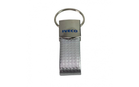 Porte-clé en simili carbone argenté. Logo IVECO imprimé. Dimensions : cm 8,5 x 3,2. Boîte : boîte en papier cartonné blanc, avec logo IVECO imprimé en bleu.
